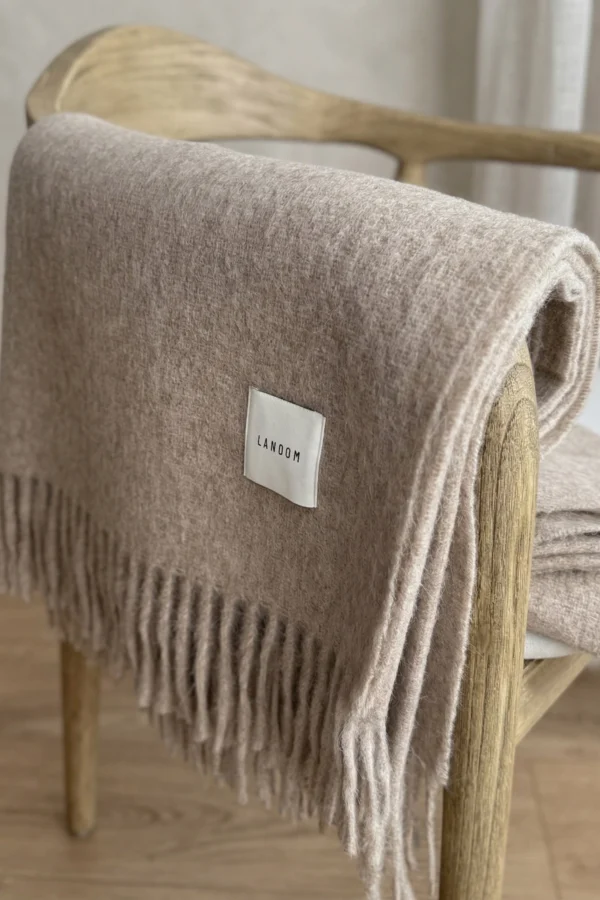 Beżowy duży koc z alpaki oraz wełny