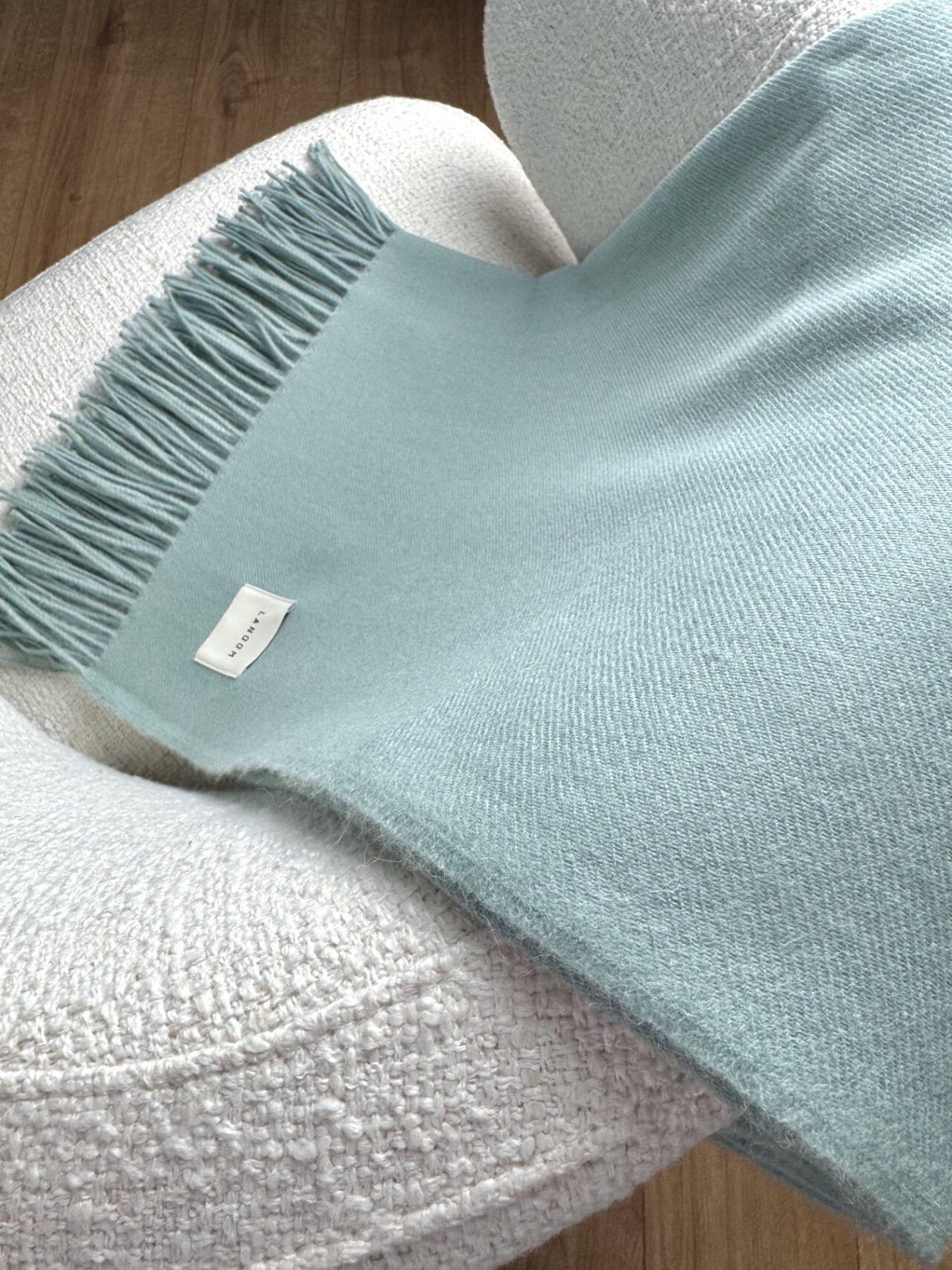 Cienki koc z alpaki szałwiowy