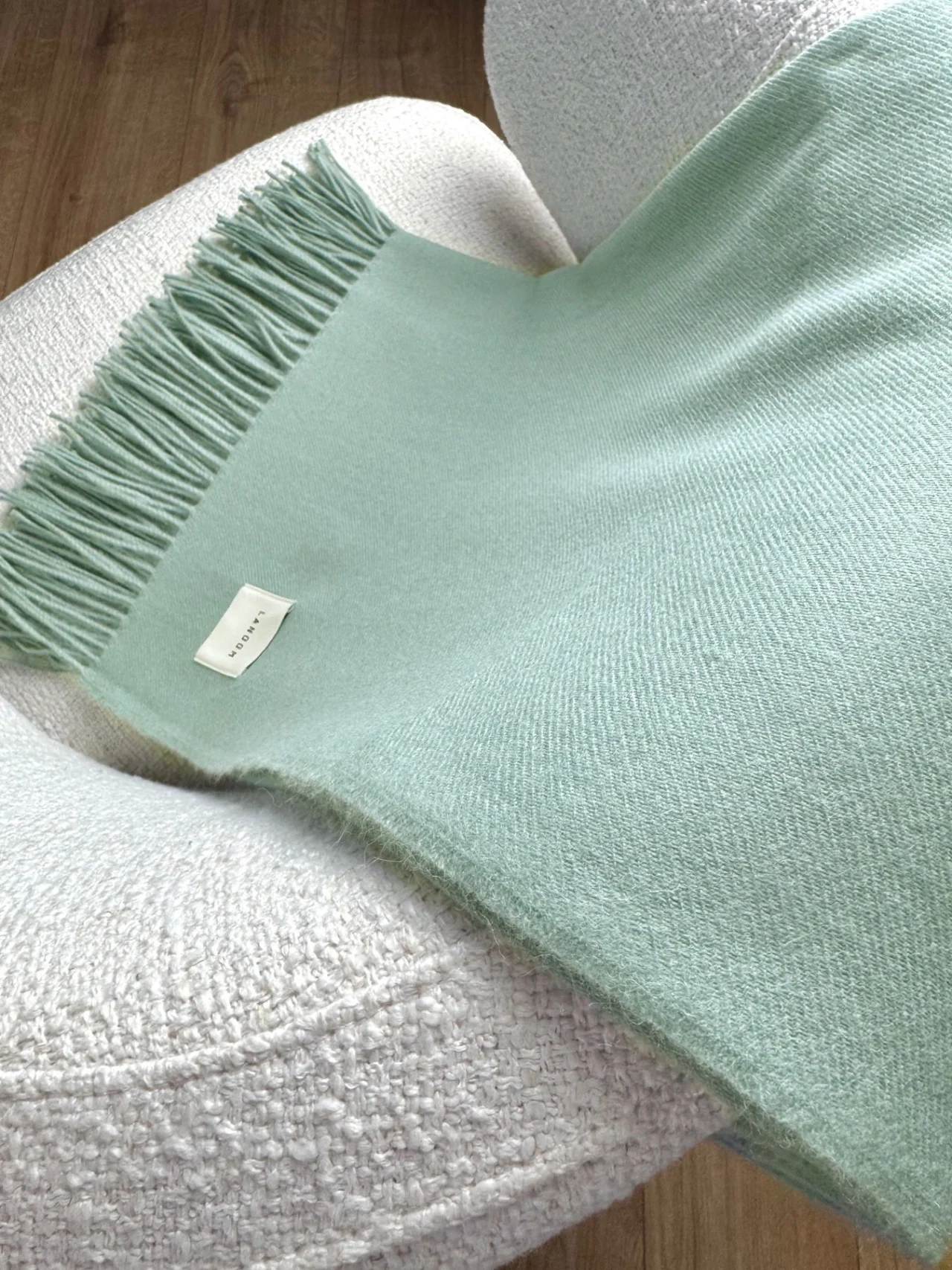 Cienki koc z alpaki szalwiowy