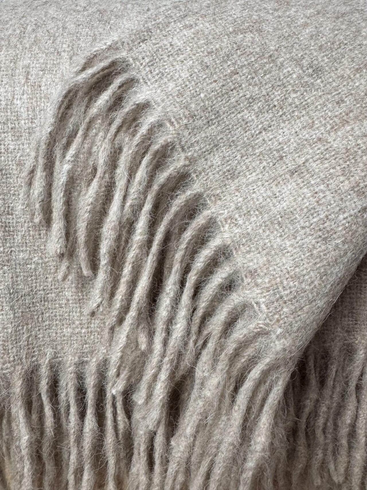 Duży koc z alpaki ciemny beż