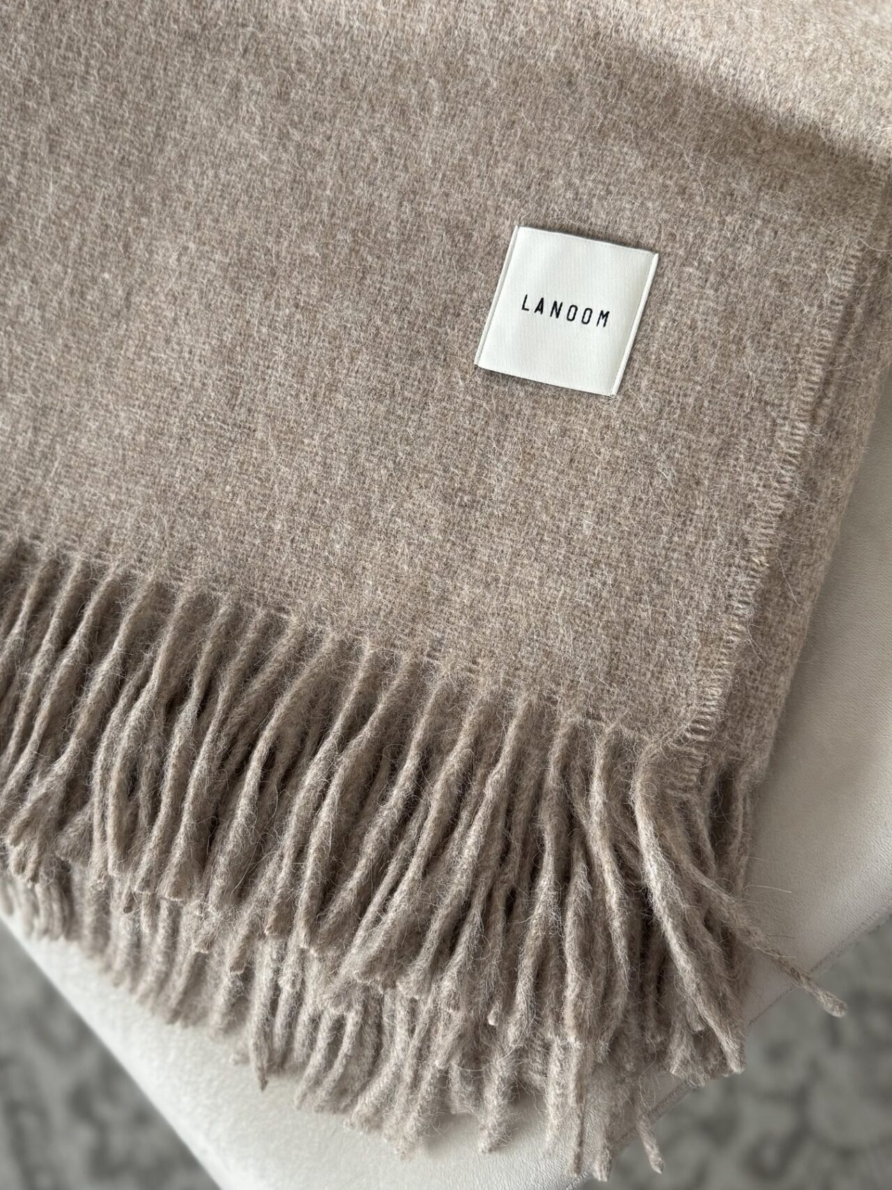 Duży koc z alpaki ciemny beż