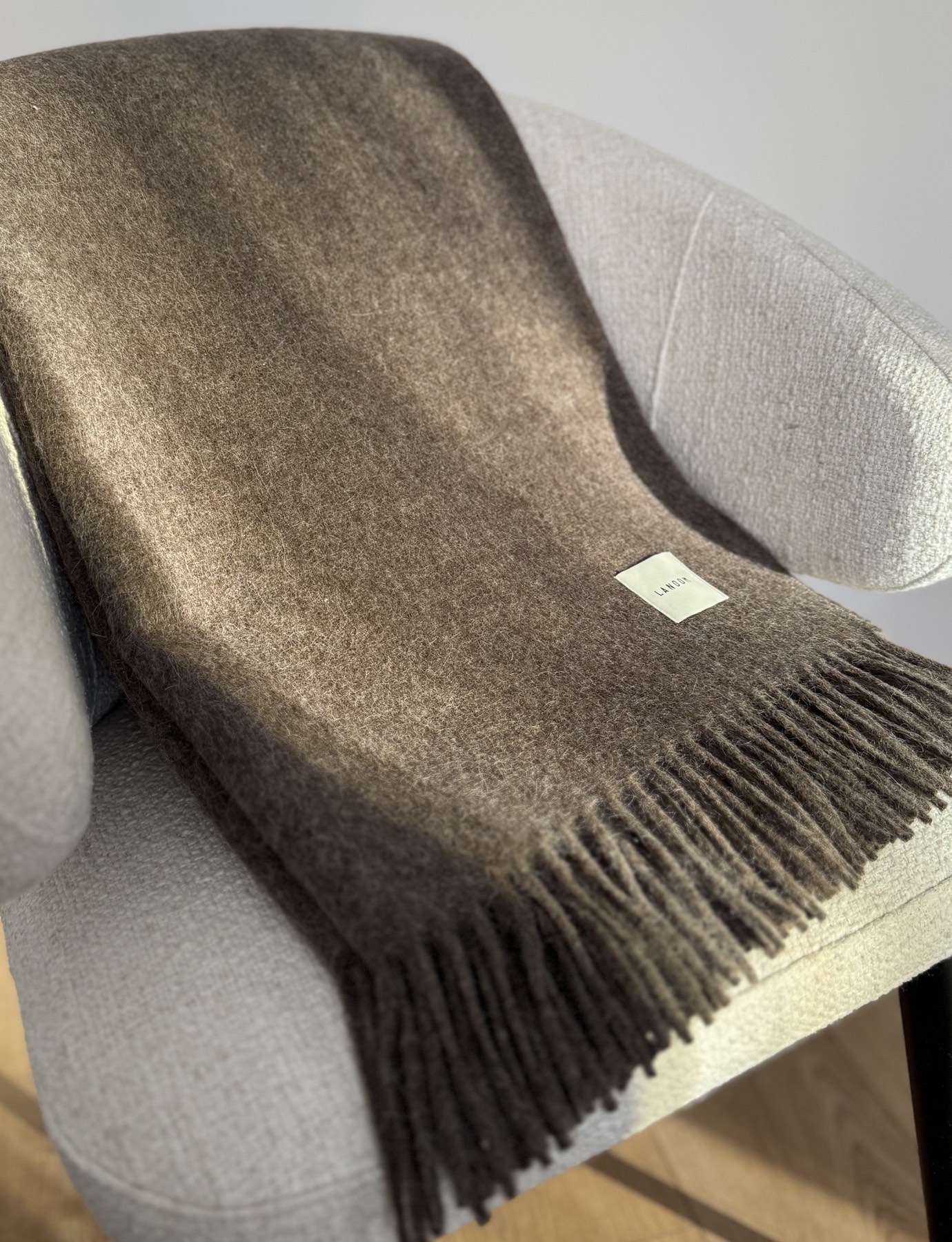 Duży koc z alpaki oraz wełny w kolorze brązowym