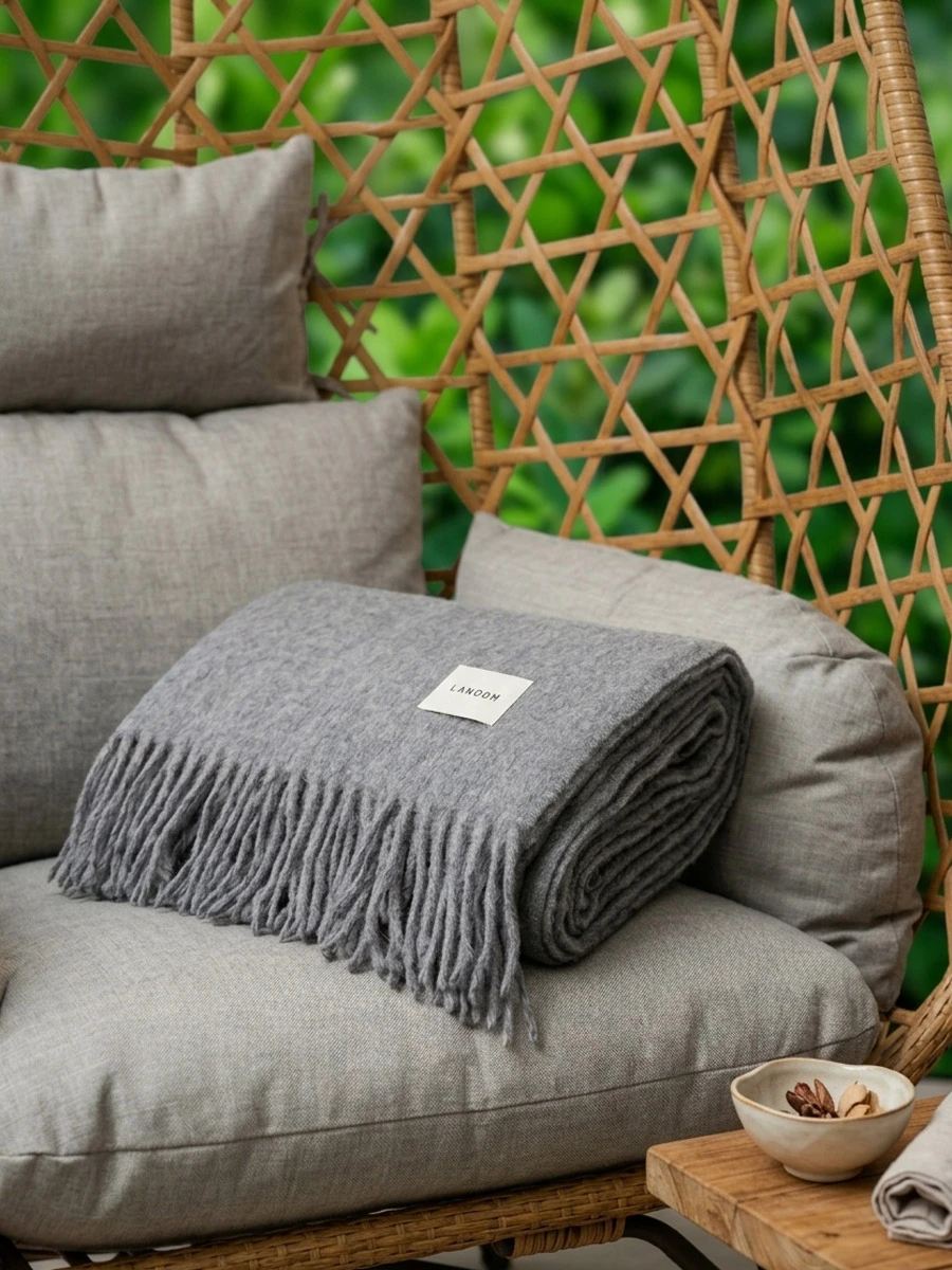 Duży szary koc z alpaki i wełny w rozmiarze 200 x 150 cm