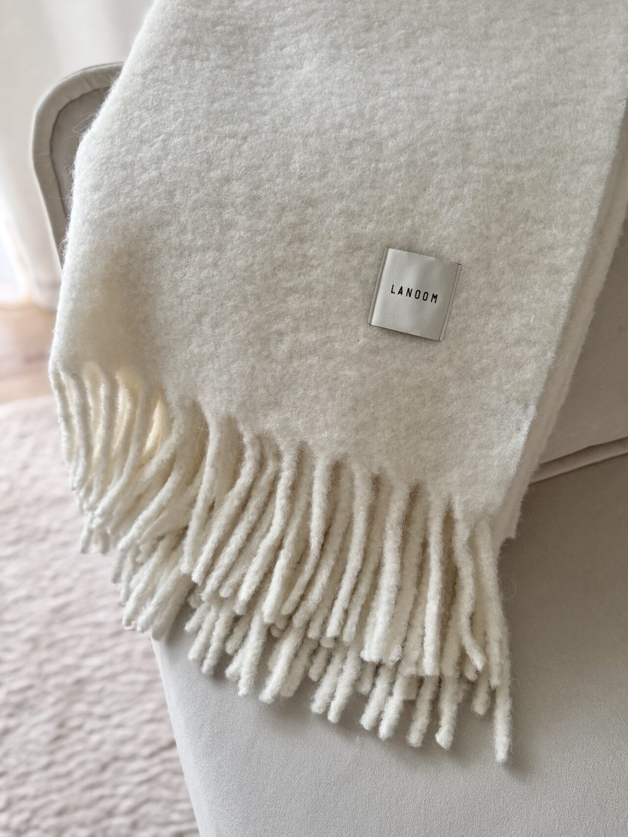 Gruby koc z alpaki Boucle ecru z grubymi frędzlami