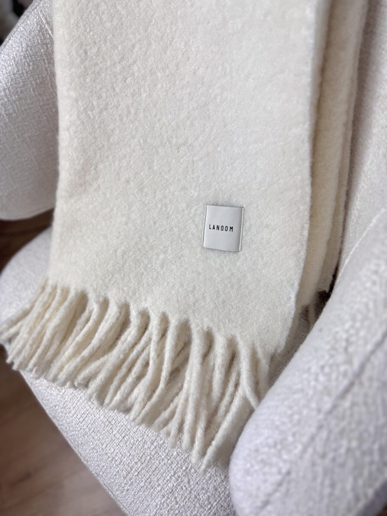 Gruby koc z alpaki Boucle ecru z grubymi frędzlami