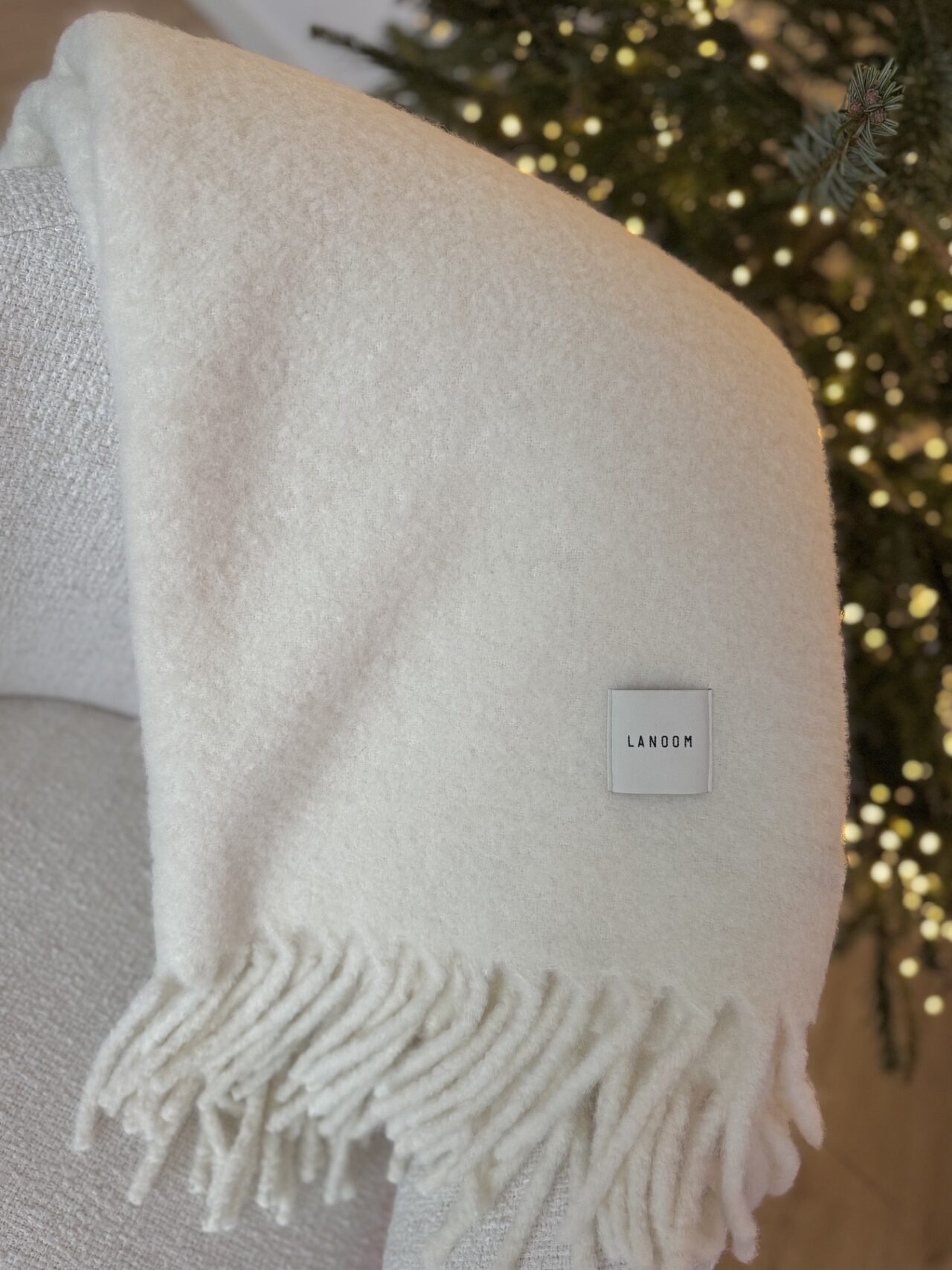 Gruby koc z alpaki Boucle ecru z grubymi frędzlami