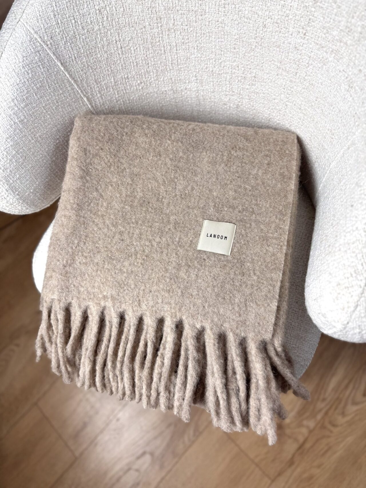 Gruby koc z alpaki Boucle mocha z grubymi frędzlami