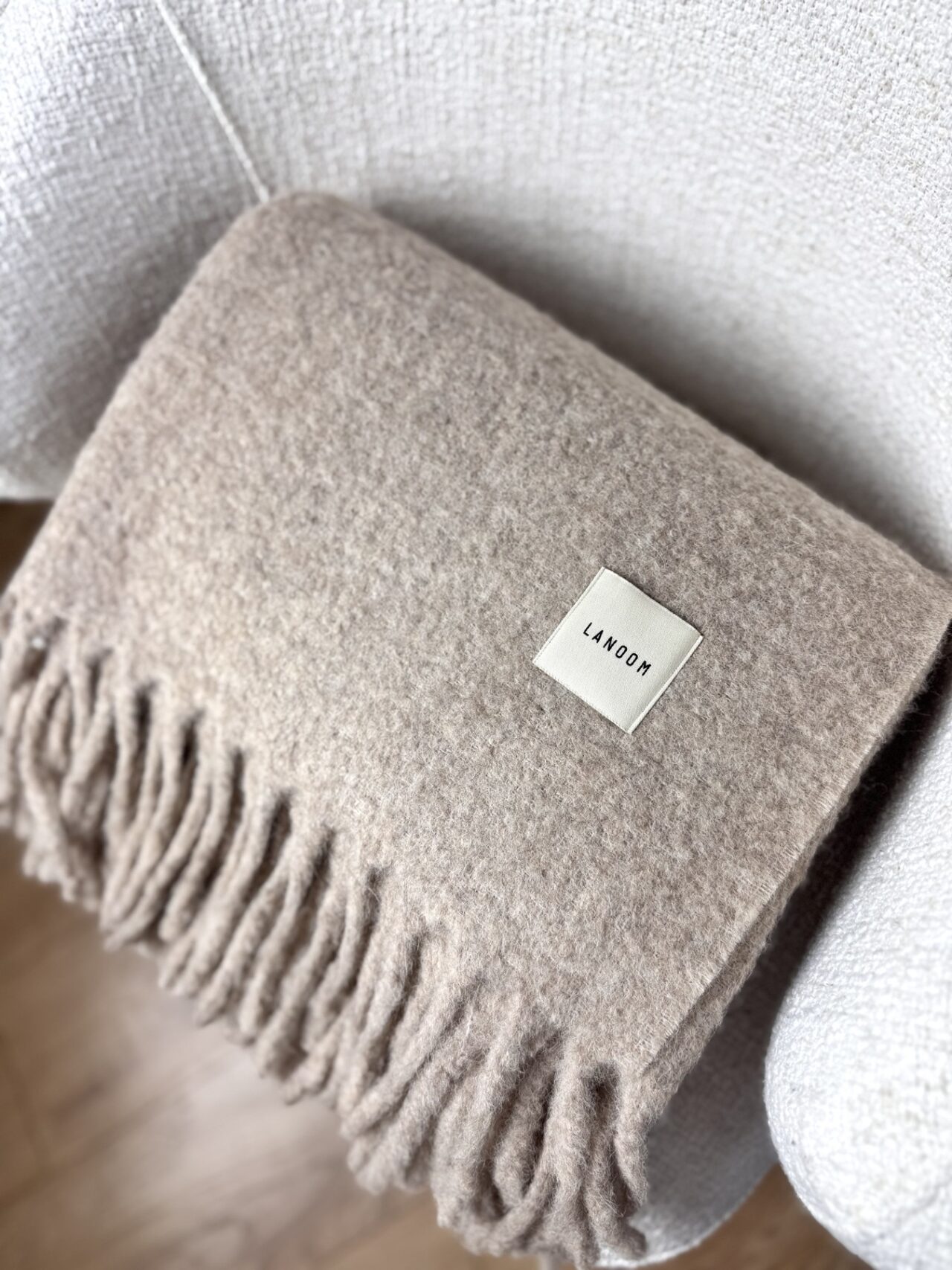 Gruby koc z alpaki Boucle mocha z grubymi frędzlami