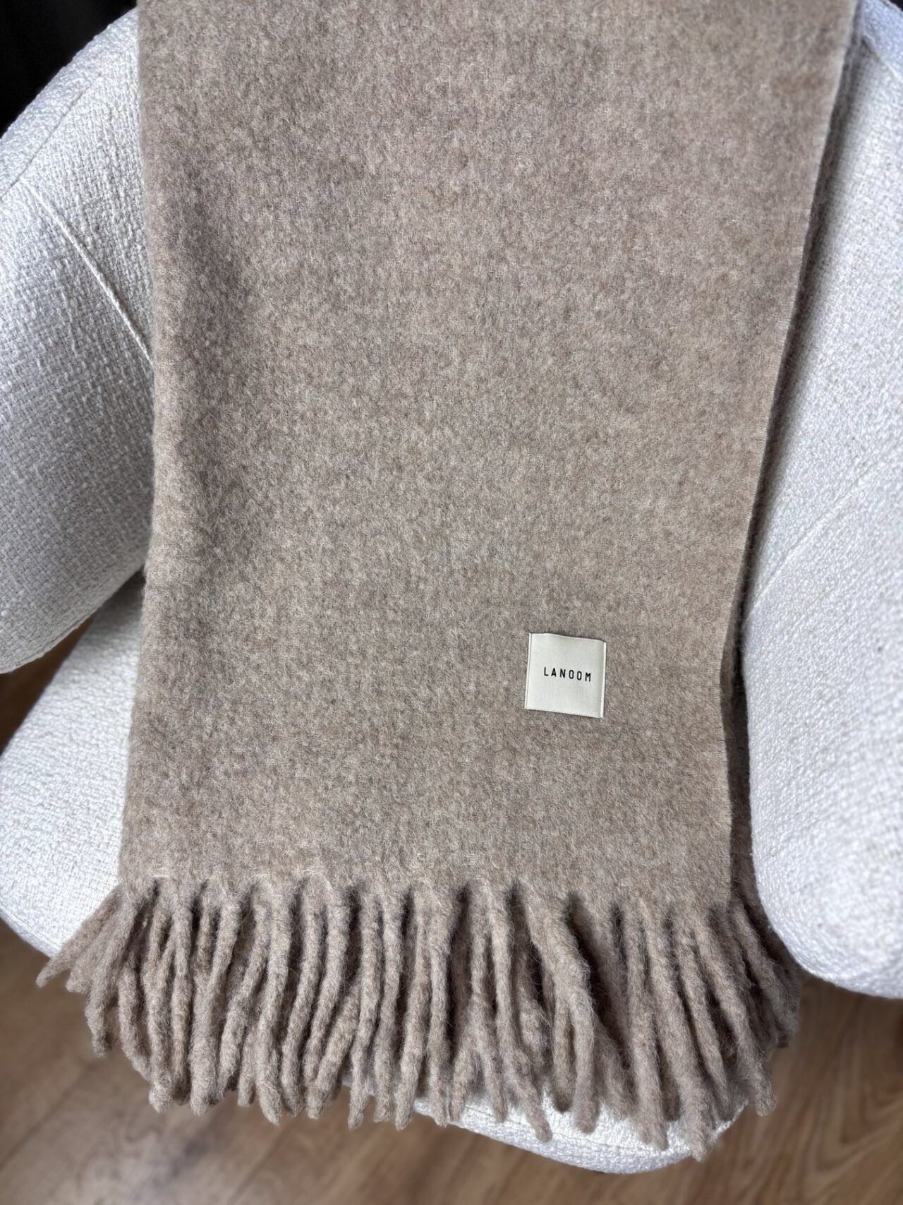 Gruby koc z alpaki Boucle mocha z grubymi frędzlami