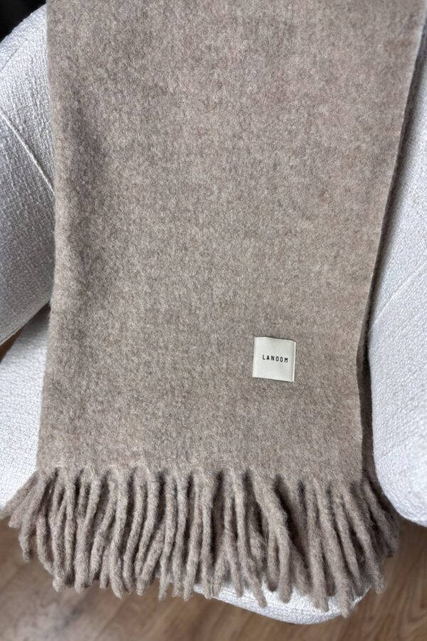 Gruby koc z alpaki Boucle mocha z grubymi frędzlami