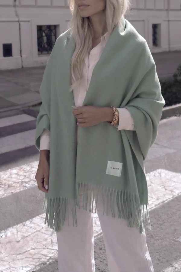 Szałwiowy koc z wełny baby alpaca narzucony na ramiona jak oversizowy szal